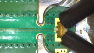 图 4:PacketMicro Delta‑L 4.0 探头和测试电路板 图 4:PacketMicro Delta‑L 4.0 探头和测试电路板