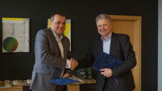 Jan Klas, Director General of ANS CR and Pavel Salanda, Managing Director of Rohde & Schwarz CR signing the contract for nationwide ATC voice quality assurance system. (Photo: Rohde & Schwarz) Jan Klas, Director General of ANS CR and Pavel Salanda, Managing Director of Rohde & Schwarz CR signing the contract for nationwide ATC voice quality assurance system. (Photo: Rohde & Schwarz)