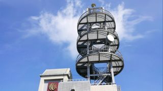 Artful mast with platforms and direction finding antenna on top