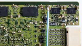 使用 SMA 或焊接式同轴电缆,实现轻松连接。 使用 SMA 或焊接式同轴电缆,实现轻松连接。