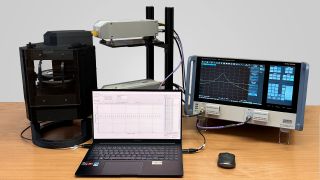 软件控制的法布里-珀罗开放式谐振器装置，配备一台 ZNA26 和两台 R&S®ZC170