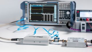 使用 R&S®ZNL(后方)、R&S®FS-SNS18(左侧)和外部前置放大器(右侧)测量放大器噪声系数,并由 R&S®HMP2030 可编程电源(右后方)供电。 使用 R&S®ZNL(后方)、R&S®FS-SNS18(左侧)和外部前置放大器(右侧)测量放大器噪声系数,并由 R&S®HMP2030 可编程电源(右后方)供电。