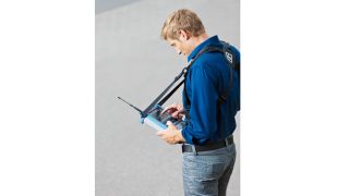 使用 R&S®HA-Z322 皮套进行免提操作