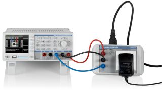使用 r&s®hzc815 插座适配器的典型测试装置