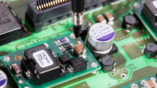 使用随附的 350 MHz 点测式探头和多种探头附件。 使用随附的 350 MHz 点测式探头和多种探头附件。