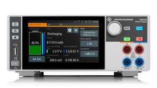 R&S®NGM202 电源处于电池模拟模式。电池的关键参数显示在一个屏幕上。