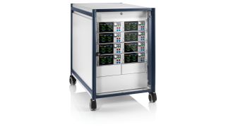 包含八个 R&S®NGM202 双通道电源的装置,至多可模拟 48 V 系统中使用的十六个电池单元 包含八个 R&S®NGM202 双通道电源的装置,至多可模拟 48 V 系统中使用的十六个电池单元