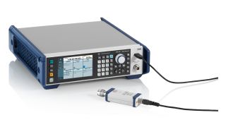 R&S®SMB100B 射频信号发生器通过 USB 连接 R&S®NRP 功率探头。