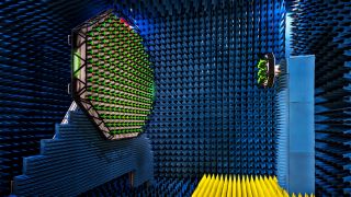 安装校准天线的 R&S®PWC200