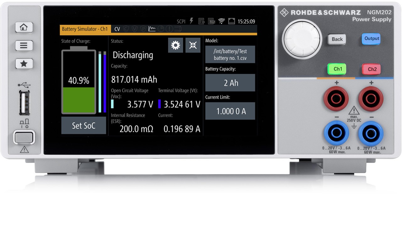 R&S®NGM202 电源处于电池模拟模式。电池的关键参数显示在一个屏幕上。