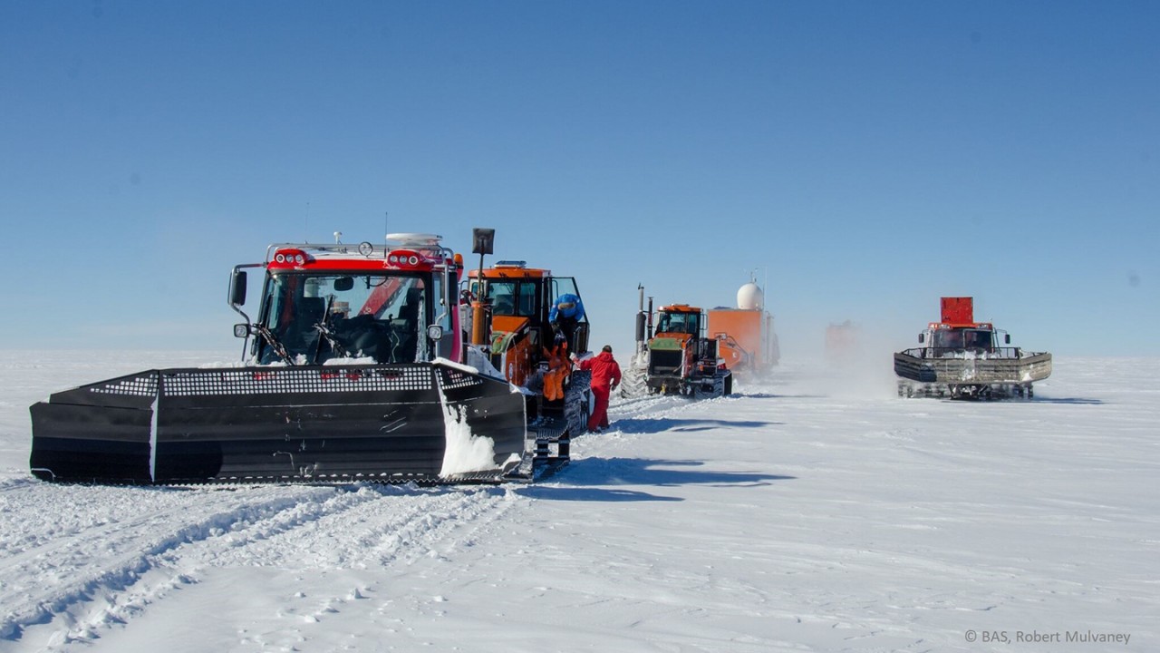 车辆穿梭在从康宏站到小冰穹 C 钻探点的路上。来源：Robert Mulvaney，英国南极调查局 (BAS)。